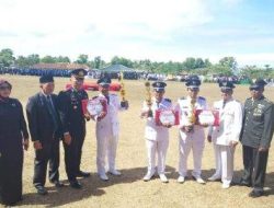 Kapolsek Cikelet Serahkan Piagam Dan Tropi Lomba Siskamling Pada Upacara HUT RI Yang Ke 78