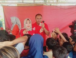 Kepala Desa Cipalabuh Bagi-Bagi Hadiah Uang Tunai