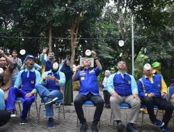 Tutup Rangkaian Kegiatan Agustus, Walikota Alpian Maskoni Lomba Makan Kerupuk di Kantor Dinas Lingkungan Hidup