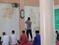 Kapolsek Dempo Selatan IPTU Apriyadi Kumandangkan Adzan Saat Sholat Jum’at di Nur Athema Zubaidah