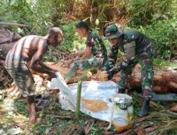 Satgas Pamtas Yonif 122/TS Bantu Warga Olah Sagu di Papua