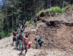 Satgas Mobile Raider 300 Siliwangi Bantu Warga Buka Lahan di Papua