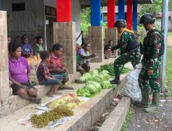 Satgas Mobile Raider 300 Siliwangi Berkunjung ke Pasar Tradisional Distrik Beoga Papua