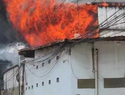 Sebuah Pabrik di Jakarta Utara Terbakar