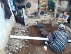 Warga Talang Sawah Kelurahan Bangun Rejo Keroyokan Bangun Tangki Septik Individual