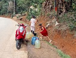 Warga Ambil Air Minum Tak Layak Dikonsumsi Dipinggir Jalan