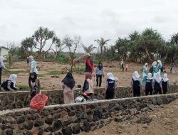 Cegah Abrasi, Gabungan OKP Kecamatan Wanasalam Tanam Ratusan Pohon Cemara di Pesisir Pantai Tenjolaya