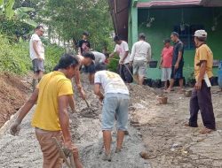 Meriahkan Tahun Baru, Warga Cisonggom Lakukan Gotong Royong Rabat Beton