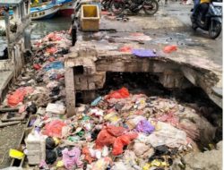 Pelabuhan Perikanan Binuangeun Dipenuhi Sampah
