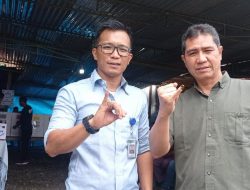 Gunakan Hak Pilih di TPS 05 Kelurahan Dempo Makmur Kajari Pagar Alam Fajar Mufti Tunjukkan Jari Yang di Celup Tinta