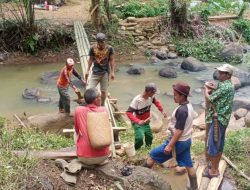 Masyarakat Desa Cipalabuh Bangun Penyebrangan Menuju Musholla
