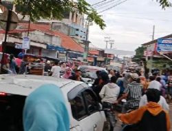 Ramainya Orang Berburu Takjil  di Jalan Raya Binuangen Bikin Arus Lalulintas Macet
