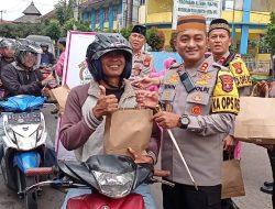 Ramadhan Penuh Akrab, Kapolres, PJU dan Bhayangkari Bagi Bagi Takjil