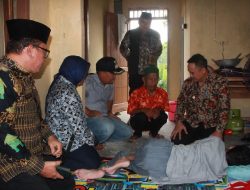 Pj. Bupati Lebak Berikan Bantuan Kepada Penyandang Lumpuh di Cikulur