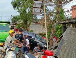 Diduga Ngantuk, Mobil Tabrak Pos Ronda