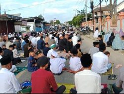 Ribuan Jamaah Ikut Solat Idul Fitri  di Mesjid Agung Jami Da’arul Muttaqien