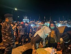 Gerak Cepat TNI AL Evakuasi Korban Erupsi Susulan Gunung Ruang Dengan KRI Kakap-811