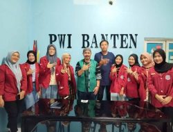 Mahasiswi Universitas Bina Bangsa Kunjungi PWI Banten