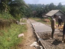 Terus di Kebut, Peningkatan Jalan Rabat Beton di Desa Mekarjaya