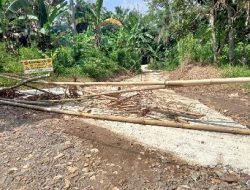 Desa Jalupang Girang Bangun Jalan Desa Dengan Cor Beton