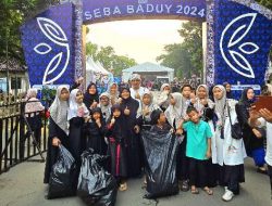 Santri Ikut Bersihkan Sampah di Acara Seba Baduy