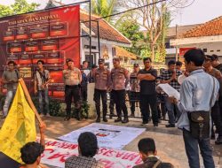 Puluhan Aktivis Mahasiswa Lakukan Aksi UNRAS di Depan Kantor KPU dan DPRD Lebak