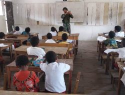 Prajurit 323 Buaya Putih Jadi Guru di Sekolah Pedalaman