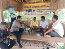 Babinkantibmas Bangun Warung Kopi di Desa Binaan