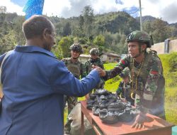Atasi Kesulitan Warga Papua, Prajurit Buaya Putih Berikan Bantuan Sembako