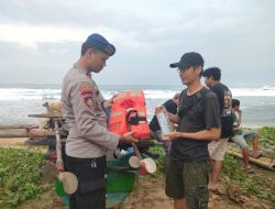 Diduga Membawa WNA, Kapal Tanpa Awak Terdampar di Pantai Panyaungan