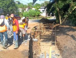 LSM OMBAK Pertanyakan Minimnya K3 Dalam Pengerjaan di Ruas Jalan Saketi-Picung-Simpang