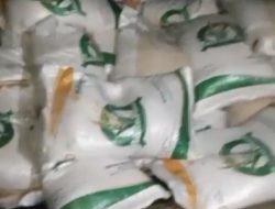 Viral..! Warga Pergoki Sebuah Mobil Xenia Bawa Beras Bantuan Pemerintah Pada Malam Hari