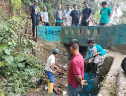 Peduli Lingkungan Masyarakat Desa Talaga Gotong Royong Bersihkan Sungai