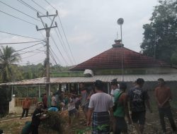 Sambut 1 Muharram 1446 Hijriyah, Warga Kampung Ciseda Giat Bergotong Royong