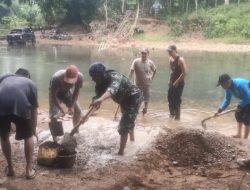 Masyarakat Antusias Gotong Royong Perbaiki Jembatan Gantung