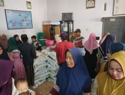 Sebanyak 403 KPM di Desa Sukasenang Terima Bantuan Beras Bansos