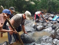 Musim kemarau Aliran Sungai Cilangkahan Mulai Mengering, Para Petani Terpaksa Membuat Bendungan Secara Gotong Royong