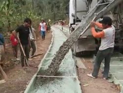 Jalan Poros di Desa Cimanyangray Dibangun Masyarakat Secara Swadaya