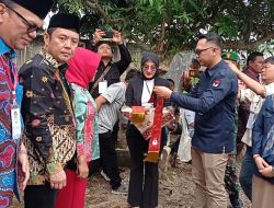 Perdana Bapaslon Wako-wawako Pagar Alam Hepy -Efsi Serahkan Berkas Ke Gedung KPU