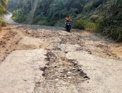 Miris..! Pengguna Jalan Sering Terjatuh, Bertahun-tahun di Biarkan Rusak