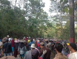 Camat Cilograng Bersama Masyarakat Turun ke Jalan Adakan Gotong Royong