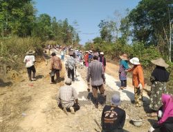 Ratusan Warga Lebak Gotong Royong Bangun Jalan Poros Desa Secara Swadaya
