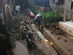 Warga Desa Cimanyangray Gotong Royong Perbaiki Drainase
