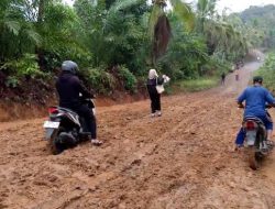Relawan Bantu Anak Sekolah dan Pengguna Jalan Lewati Tanjakan Kiyara Desa Senanghati