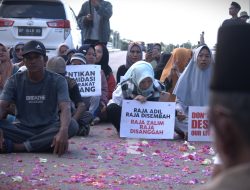 Warga Pulau Rempang Menggelar Kegiatan Tabur Bunga