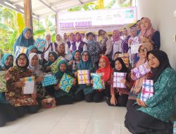 Antusias Ibu-Ibu Desa Siturgen  Mengikuti Pelatihan Membuat Batik Tehnik Shibori