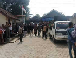 Puluhan Warga Datangi Kantor Desa Jagabaya Untuk Unjuk Rasa