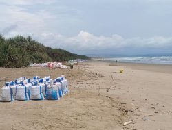 Aktivitas Penambangan Pasir di Sempadan Pantai Bagedur Diduga Ilegal Berjalan Lancar