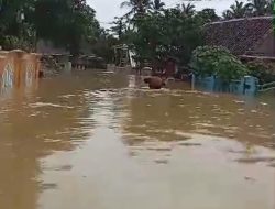 Akibat Curah Hujan yang Deras Sebabkan Air Sungai Meluap Di Desa Cipedang