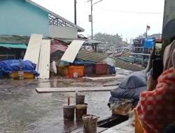 Dihantam Puting Beliung Bangunan TPI Muara Binuangeun Rusak